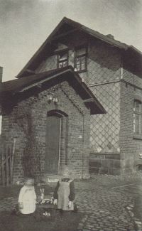 Bahnwärterhaus im Fohntal bei km 59,600 mit daneben stehenden Wohnhaus (heute abgerissen) an der Kanonenbahn um 1937 (Fotograf unbekannt)