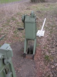 Eine der drei Schrankenkurbel am ehemaligen Standort an der Kanonenbahn im Wehretal zwischen Bischhausen und Waldkappel (Foto: N. N.)