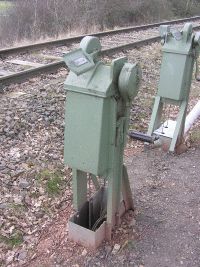 Schrankenkurbel vom vorigen Bild und Schrankenwinde für die 1.500 Meter entfernte Anschrufschranke am ehemaligen Standort an der Kanonenbahn im Wehretal zwischen Bischhausen und Waldkappel (Foto: N. N.)