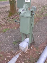 Schrankenwinde für die fernbediente Schranke in km 59,630 am ehemaligen Standort an der Kanonenbahn im Wehretal zwischen Bischhausen und Waldkappel (Foto: N. N.)