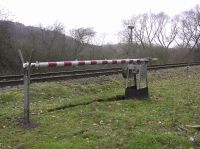 Kurzzeitig montierte Fußgängerschranke an der Kanonenbahn im Wehretal zwischen Bischhausen und Waldkappel (Foto: N. N.)