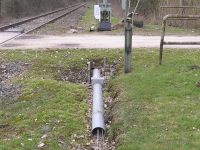 Drahtzugleitung kreuzt die Strasse an der Kanonenbahn im Wehretal zwischen Bischhausen und Waldkappel im Fohntal (Foto: N. N.)