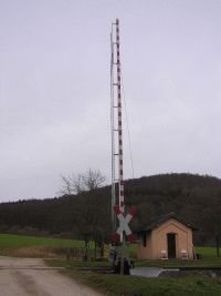 Fernbediente Schranke im Fohntal im Fohntal, zwischenzeitlich zu einer Reichsbahnschranke umgebaut, an der Kanonenbahn im Wehretal zwischen Bischhausen und Waldkappel (Foto: N. N.)