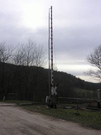 Fernbediente Schranke im Fohntal, zwischenzeitlich zu einer Reichsbahnschranke umgebaut, an der Kanonenbahn im Wehretal zwischen Bischhausen und Waldkappel (Foto: N. N.)