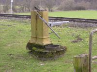 Noch aktiver Brunnen mit Enteisenungsanlage und Handhebel am Bahnwärterhaus im Fohntal an der Kanonenbahn im Wehretal zwischen Bischhausen und Waldkappel (Foto: N. N.)