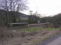 Geschlossene ehemalige Anrufschranke an der Kanonenbahn im Wehretal zwischen Bischhausen und Waldkappel (Foto: N. N.)