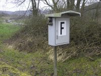 Fernsprecher (DB alt) an der Anrufschranke der Kanonenbahn im Wehretal zwischen Waldkappel und Bischhausen (Foto: N. N.)