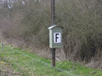 Fernsprecher am Telegrafenmast in km 59,900 an der Kanonenbahn im Wehretal zwischen Waldkappel und Bischhausen (Foto: N. N.)