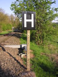 H-Tafel in DR-Ausführung am Draisinenbahnhof bei km 58,9 an der Kanonenbahn im Wehretal zwischen Bischhausen und Waldkappel (Foto: N. N.)