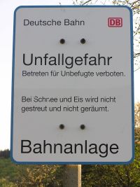 Schild Unfallgefahr am Draisinenbahnhof bei km 58,9 an der Kanonenbahn im Wehretal zwischen Bischhausen und Waldkappel (Foto: N. N.)