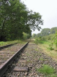 Bahnstrecke der Kanonenbahn beim Höhenweg in Bischhausen mit Blick zur Schranke am Friedhofsweg (Foto: N. N.)