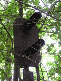 Altes Blinklicht-Überwachungssignal des schrankenlosen Überganges Sengelbach an der Kanonenbahn in Fahrtrichtung Bischhausen (Foto: N. N.)