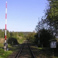 Geöffnete ehemalige Anrufschranke an der Kanonenbahn im Wehretal zwischen Bischhausen und Waldkappel (Foto: N. N.)