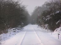 Blick zur ehemaligen Anrufschranke am dunklen Vorsignal in km 60,500 des Bahnhofs Waldkappel an der Kanonenbahn im Wehretal zwischen Bischhausen und Waldkappel (Foto: N. N.)