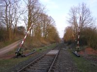 Schranke am Kromberg in km 59,460 wird vor der Durchfahrt der Draisinen im Wehretal geschlossen (Foto: N. N.)