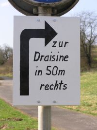 Hinweisschild zu den Draisinen im Wehretal zwischen Bischhausen und Waldkappel (Foto: N. N.)