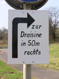 Hinweisschild zu den Draisinen im Wehretal zwischen Bischhausen und Waldkappel (Foto: N. N.)