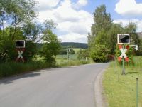 Ehemalige Blinklichtanlage an der Bahnhofsstraße westlich des Bahnhofsgebäudes in Bischhausen, an der Kanonenbahn gelegen (Foto: Dr. Reiner Schruft)