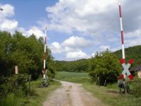 Fernbediente Schranke im Fohntal an der Kanonenbahn im Wehretal zwischen Bischhausen und Waldkappel (nach Vorbild von Fernschranke Zell-Romrod) (Foto: Dr. Reiner Schruft)