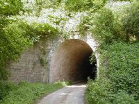 Südseite der Unterführung am Sinnebach an der Kanonenbahn im Wehretal zwischen Bischhausen und Waldkappel (Foto: Dr. Reiner Schruft)