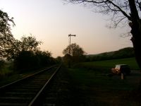 Ausfahrsignal N für die Schranken am Streckenanfang im Wehretal im Abendrot (Foto: Lothar Brill)